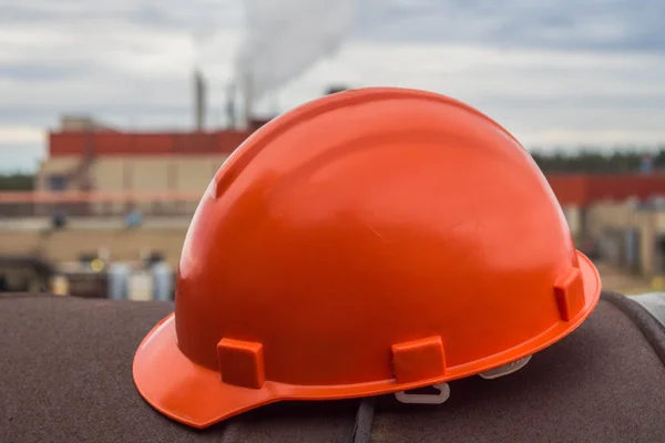 Arbetaren hjälm på fabriken — Stockfoto