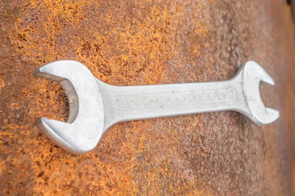 Ключ на ржавом куске железа — стоковое фото