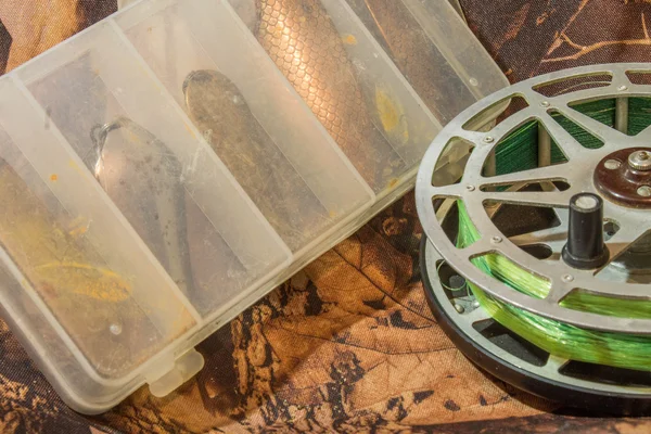 Señuelos giratorios en la caja y carrete de pesca — Foto de Stock