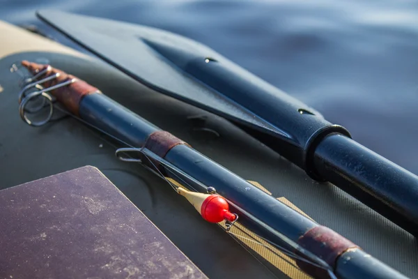 Aparejos de pesca en el bote de goma con paleta —  Fotos de Stock