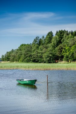 Gölde balıkçı teknesi