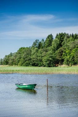 Gölde balıkçı teknesi