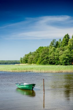 Gölde balıkçı teknesi