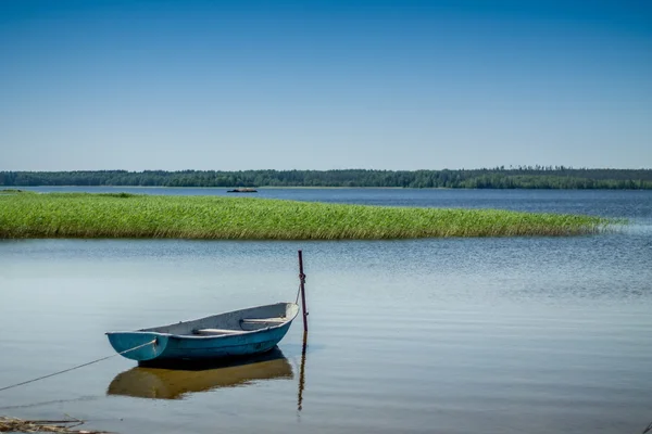 Рибальський човен в озері — стокове фото