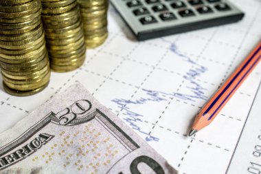 Finans iş hesaplama grafik, hesap makinesi, kalem ve para ile
