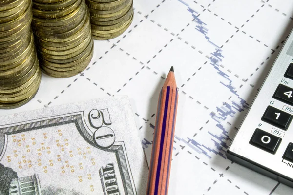 Financiar o cálculo de negócios com gráfico, lápis e moedas — Fotografia de Stock