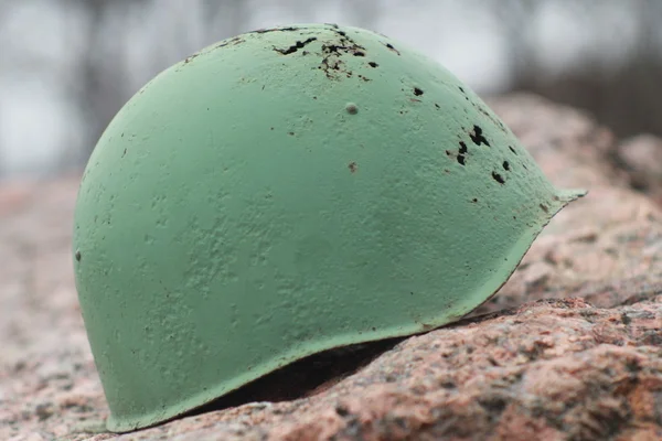 Сломанный шлем — стоковое фото