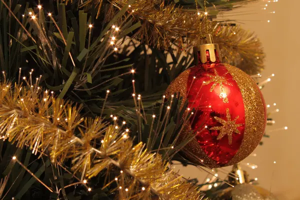 Vánoční koule na pinetree. — Stock fotografie