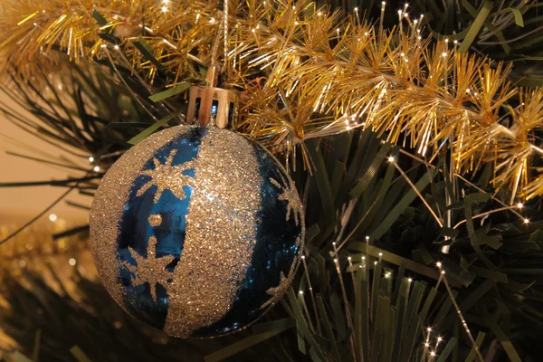 Boże Narodzenie ball na pinetree. — Zdjęcie stockowe