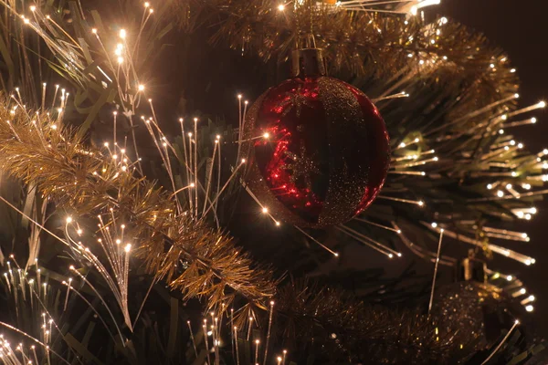 Bola de Natal no pinetree . — Fotografia de Stock