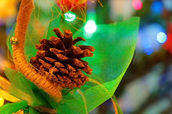 Cone de abeto em uma árvore de Natal — Fotografia de Stock