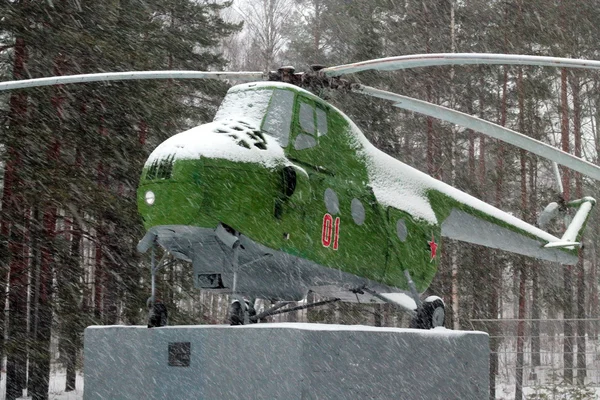 URSS viejo helicóptero Mi-4 en el pedestal — Foto de Stock