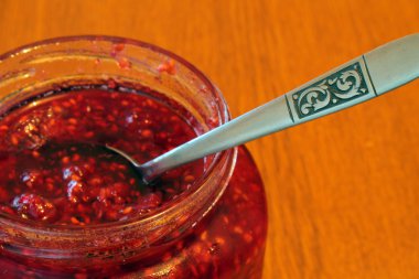 Ahududu reçeli, sığ odak kavanoz