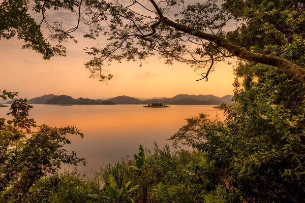 Lago Mutanda Atardecer Con Vista Los Volcanes Monte Muhavuru Monte —  Fotos de Stock