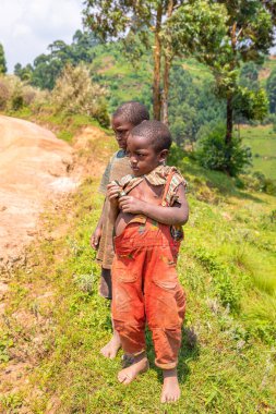 Günbatımında Mutanda Gölü 'nde Muhavuru Dağı' nı ve Doğu Afrika 'da Gahinga Dağı' nı görülebilir. Ruanda ve Uganda sınırı boyunca uzanır..
