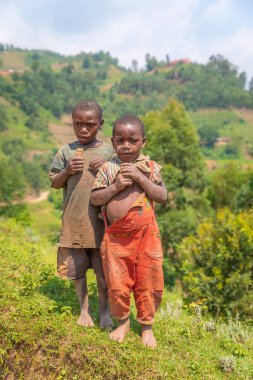 Mutanda Gölü / Uganda Gölü - Mart 03: 2020: Kırsal kesimde eski püskü kıyafetler içindeki çocuklar şeker yiyor.