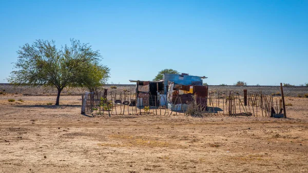 Samotny Dom Środku Pustyni Kolorowych Blach Region Hardap Namibia — Zdjęcie stockowe