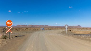 Karas Regio, Namibya - 07 10 2018: Büyük Karas dağları ile Fish River Kanyonu 'na giden yol.