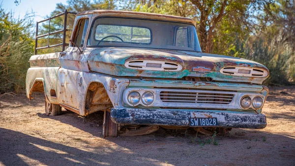 ナミビアのフィッシュリバーキャニオン近くのキャニオンロードハウスで放棄された車 — ストック写真