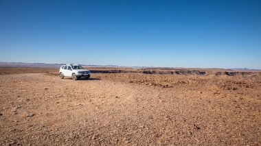 Bir SUV ile yolculuğa çıkan insanlar, Balık Nehri Kanyonu, Namibya.