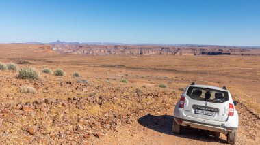 Fish River Canyon, Namibya - 07 11 2018: SUV ile yolculuk yapan insanlar.