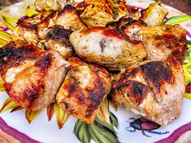 bir tabak kızarmış et