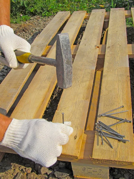 Çekiç, çivi ve el