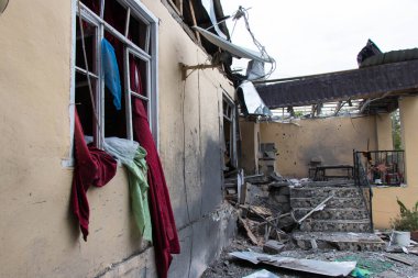 Karabağ savaşı sırasında yıkılan ev. Sivillere karşı Ermeni terörü. Tatar şehri Azerbaycan 'da bombalanan evler: 10 Ekim 2020.