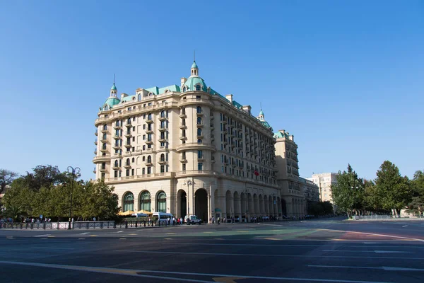 Bakú, Azerbaiyán - 18 de septiembre de 2018 - Four Seasons Hotel en Bakú en la avenida Neftchilar. Bakú es la capital de Azerbaiyán. — Foto de Stock