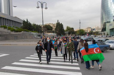 Bakü - Azerbaycan: 10 Kasım 2020. Karabağ 'ın zaferini kutluyoruz. Zafer gününde Bakü sokakları
