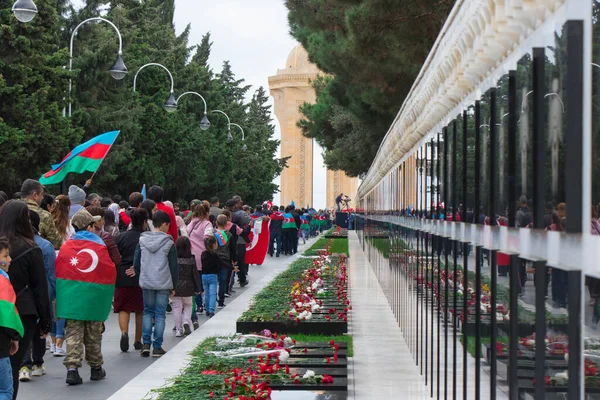 Bakú - Azerbaiyán: 10 de noviembre de 2020. Gente visitando el cementerio de los mártires. Karabaj Día de la Victoria. —  Fotos de Stock