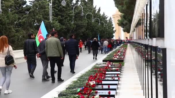 Baku, Azerbeidzjan: 10 november 2020. Mensen bezoeken de begraafplaats van Martelaren op trouwdag. — Stockvideo