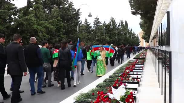 Baku, Azerbeidzjan: 10 november 2020. Mensen bezoeken de begraafplaats van Martelaren op trouwdag. — Stockvideo