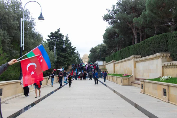Bakú - Azerbaiyán: 10 de noviembre de 2020. La gente celebra el día de la victoria en Azerbaiyán. Celebración de la victoria en el Cementerio de los Mártires —  Fotos de Stock