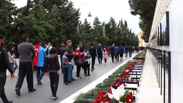 Baku - Aserbaidschan: 10. November 2020. Menschen beten auf dem Märtyrerfriedhof. Tag des Sieges — Stockvideo