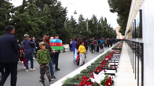 Bakoe - Azerbeidzjan: 12 november 2020. Overwinningsfeest in Baku. Gelukkige mensen gaan naar de Martelaren begraafplaats met Azerbeidzjaanse vlaggen in hun handen. — Stockvideo