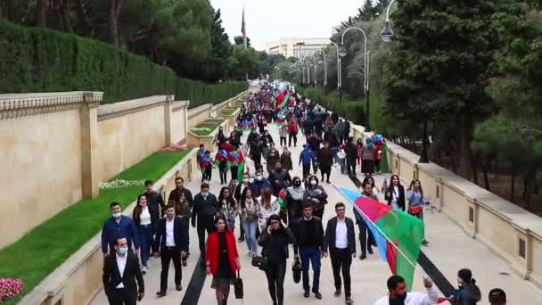 Bakoe - Azerbeidzjan: 12 november 2020. Overwinningsfeest in Baku. Gelukkige mensen gaan naar de Martelaren begraafplaats met Azerbeidzjaanse vlaggen in hun handen. — Stockvideo