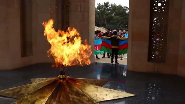 Bakú - Azerbaiyán: 12 de noviembre de 2020. Gente fotografiada con banderas en el monumento a los mártires. Celebración de la victoria — Vídeos de Stock