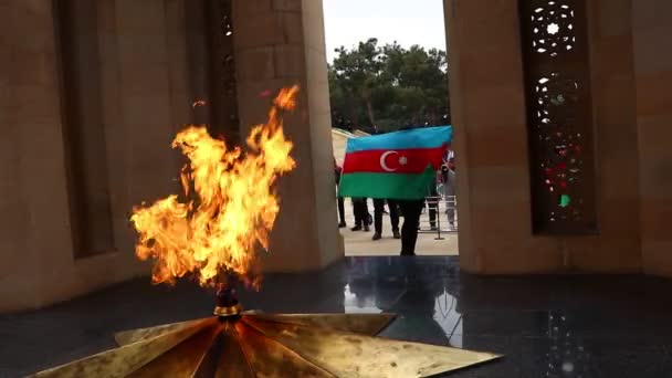 Bakou - Azerbaïdjan : 12 novembre 2020. Des gens photographiés avec des drapeaux au monument des martyrs. Fête de la victoire — Video