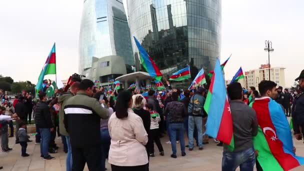 Bakoe - Azerbeidzjan: 10 november 2020. Overvolle mensen die het Azerbeidzjaanse volkslied zingen voor het Martelaarsmonument. Overwinningsdag van Karabach. — Stockvideo
