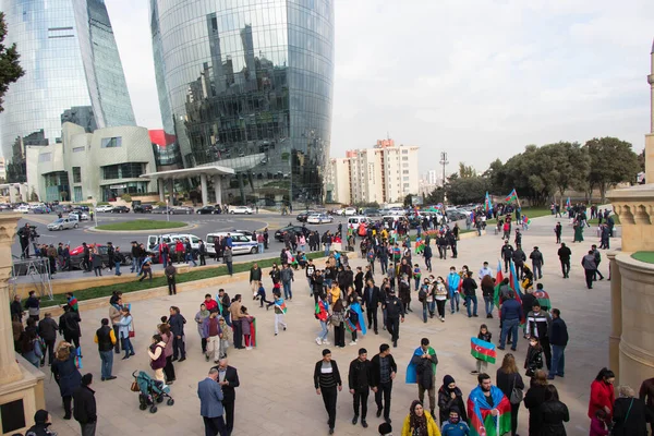 Bakü - Azerbaycan: 10 Kasım 2020. Azerbaycan 'da ulusal zafer günü. İnsanlar zafer gününü bayraklarla kutluyor.
