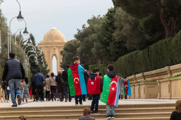 Personas con banderas de Azerbaiyán y Turquía en el Cementerio de los Mártires. Día de la Victoria de Karabaj en Azerbaiyán. Bakú - Azerbaiyán: 10 noviembre 2020. —  Fotos de Stock