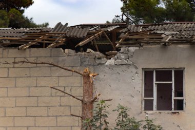 Savaşın sivil nüfusa verdiği zarar. Sivil binaları bombaladı. Savaş suçu. Tatar, Azerbaycan - 10 Ekim 2020.