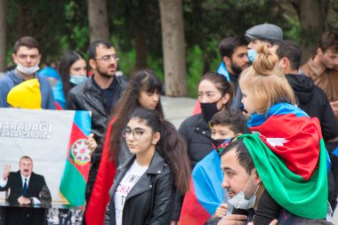 Bir kız Azerbaycan bayrağını babasının omzuna sardı ve Karabağ savaşının zafer gününü kutluyorlar. Bakü - Azerbaycan: 10 Kasım 2020.