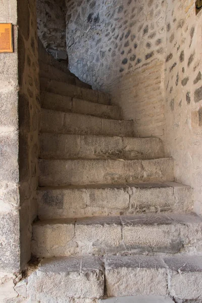 Escadas de pedra velhas de Caravanserai medieval na cidade de Sheki do Azerbaijão. Para cima — Fotografia de Stock