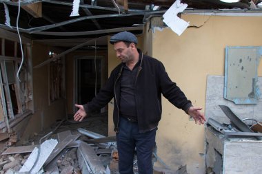 Tatar - Azerbaycan: 10 Ekim 2020. Yurttaş, evini bombalarla yıktığını gösteriyor. Karabağ savaşı. Savaş suçu