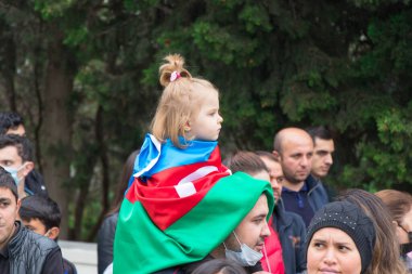 Çocuk babasıyla birlikte kutlamaya katılıyor. Bakü - Azerbaycan: 10 Kasım 2020.