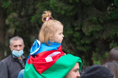 Çocuk babasıyla birlikte kutlamaya katılıyor. Bakü - Azerbaycan: 10 Kasım 2020.