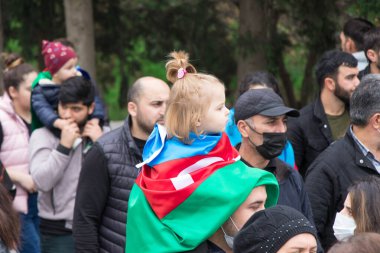 Çocuk babasıyla birlikte kutlamaya katılıyor. Bakü - Azerbaycan: 10 Kasım 2020.