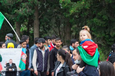 Çocuk babasıyla birlikte kutlamaya katılıyor. Bakü - Azerbaycan: 10 Kasım 2020.